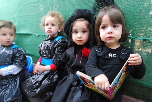 Los alumnos de la Escuela Infantil Clara Campoamor y los del CAI Pepita López conocen la Semana Santa de Totana con procesiones infantiles, Foto 1