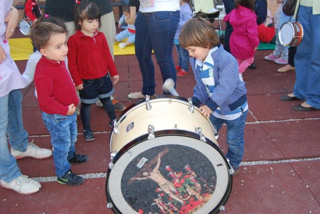 Los alumnos de la Escuela Infantil Clara Campoamor y los del CAI Pepita López conocen la Semana Santa de Totana con procesiones infantiles, Foto 2