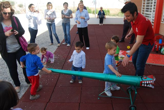 Los alumnos de la Escuela Infantil Clara Campoamor y los del CAI Pepita López conocen la Semana Santa de Totana con procesiones infantiles, Foto 4