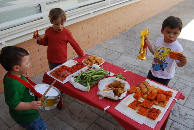 Los alumnos de la Escuela Infantil Clara Campoamor y los del CAI Pepita López conocen la Semana Santa de Totana con procesiones infantiles, Foto 5