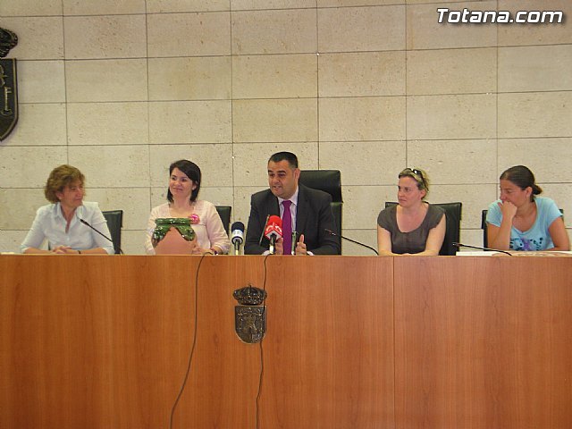 The Mayor and Councillor for Tourism students receive IES "Prado Mayor" and the "Collège Jean Dieuzaide" of France, Foto 1