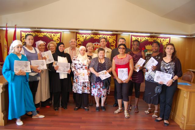 Las alumnas del curso de Costura reciben sus diplomas en el Ayuntamiento - 1, Foto 1