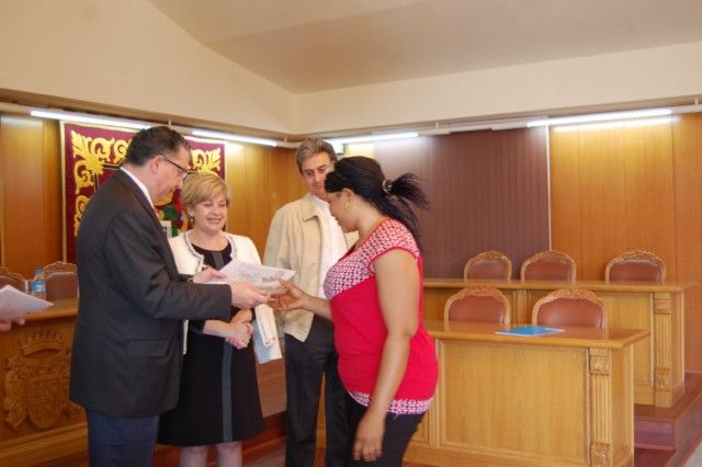 Las alumnas del curso de Costura reciben sus diplomas en el Ayuntamiento - 2, Foto 2