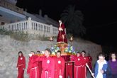 El Santísimo Cristo de la Salvación desfila en la Barriada Virgen del Oro