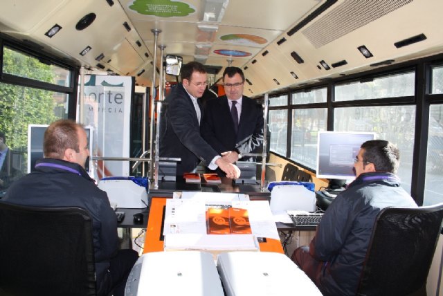 El Unibono-Bus visita las pedanías de Murcia para facilitar la distribución de esta tarjeta entre los ciudadanos - 2, Foto 2