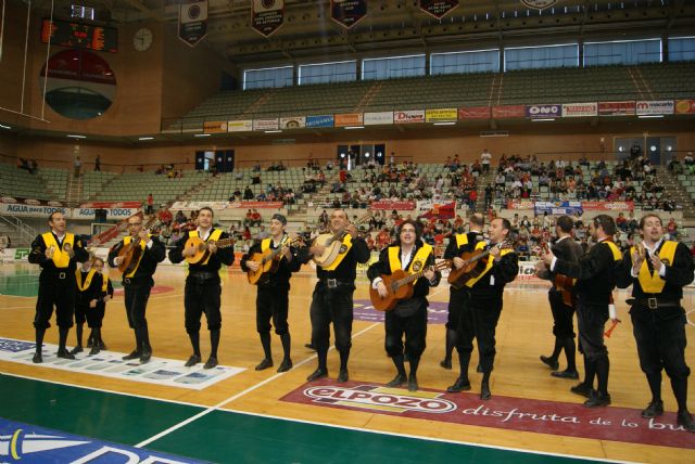 Un grupo de vallisoletanos celebran la despedida de soltero presenciando el choque ElPozo Murcia- Triman Navarra - 1, Foto 1