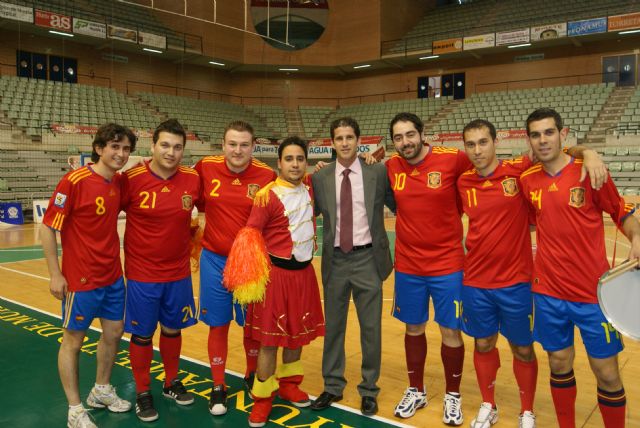 Un grupo de vallisoletanos celebran la despedida de soltero presenciando el choque ElPozo Murcia- Triman Navarra - 2, Foto 2