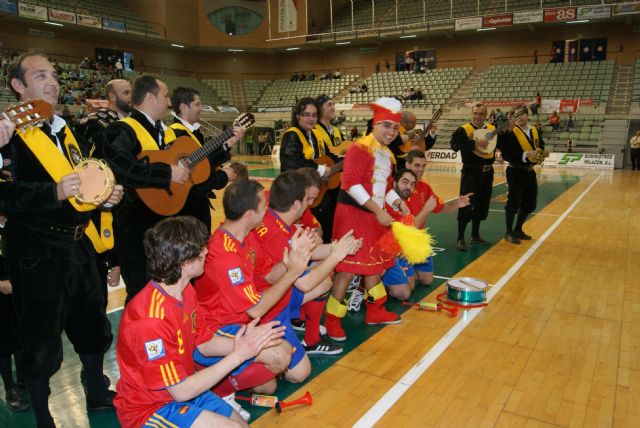 Un grupo de vallisoletanos celebran la despedida de soltero presenciando el choque ElPozo Murcia- Triman Navarra - 4, Foto 4