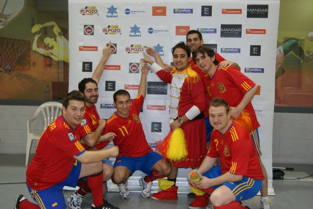 Un grupo de vallisoletanos celebran la despedida de soltero presenciando el choque ElPozo Murcia- Triman Navarra - 5, Foto 5