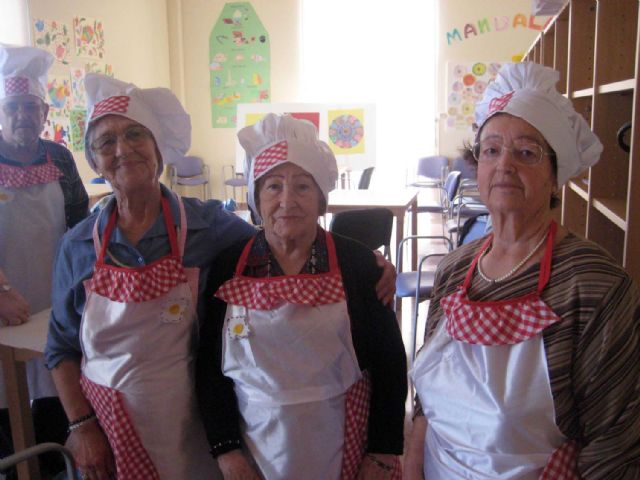 Los mayores de El Algar preparan las Monas de Pascua al estilo tradicional - 1, Foto 1