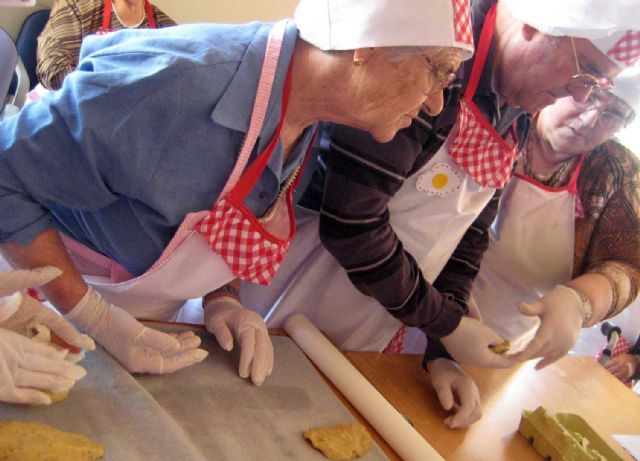 Los mayores de El Algar preparan las Monas de Pascua al estilo tradicional - 2, Foto 2