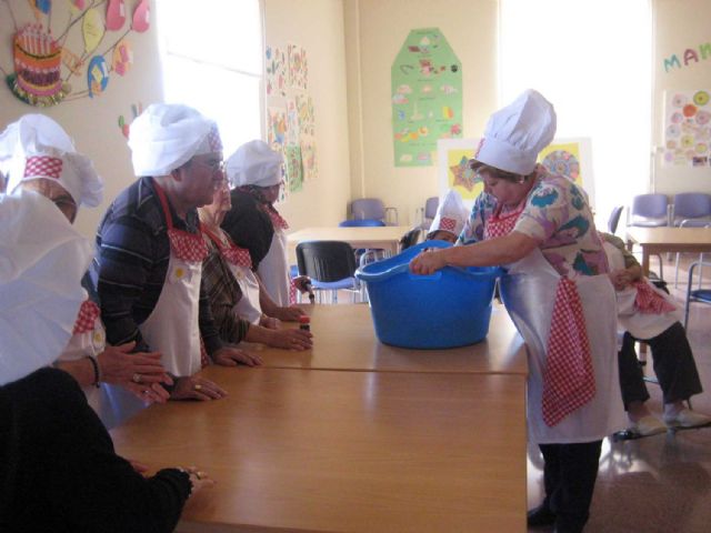 Los mayores de El Algar preparan las Monas de Pascua al estilo tradicional - 3, Foto 3