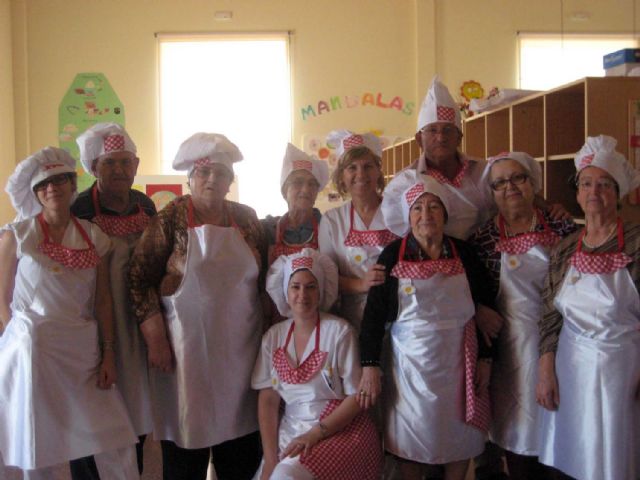 Los mayores de El Algar preparan las Monas de Pascua al estilo tradicional - 4, Foto 4