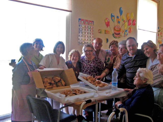 Los mayores de El Algar preparan las Monas de Pascua al estilo tradicional - 5, Foto 5