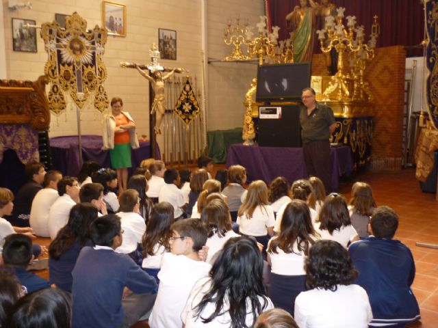La capilla-museo de la Cofradía del Rollo recibió la visita de alumnos del colegio Santa Ana - 1, Foto 1