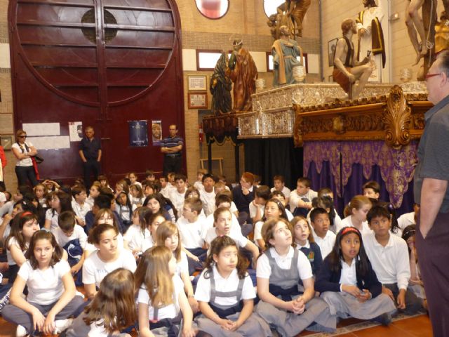 La capilla-museo de la Cofradía del Rollo recibió la visita de alumnos del colegio Santa Ana - 2, Foto 2