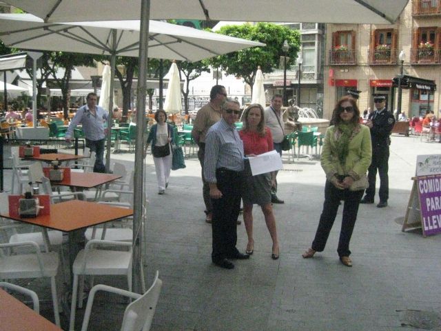 Adela Martínez-Cachá comprueba el estado de las terrazas de los bares de la plaza de las Flores - 1, Foto 1