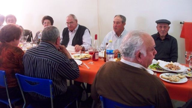 Members of the Third Age of Paretn-Cantareros enjoyed a meal of coexistence, Foto 2