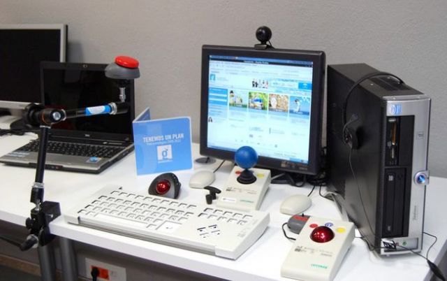 La biblioteca municipal de Jumilla ofrece acceso a internet a personas con discapacidad - 1, Foto 1