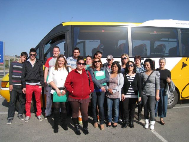 Participants in the workshop of active job search visit the Ikea staff units, Foto 1