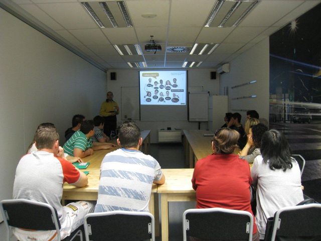 Participants in the workshop of active job search visit the Ikea staff units, Foto 4