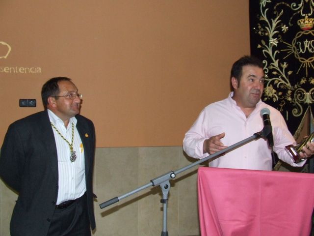 La Cofradía del Stmo. Cristo de la Sentencia de Jumilla distingue a dos de sus hermanos - 4, Foto 4