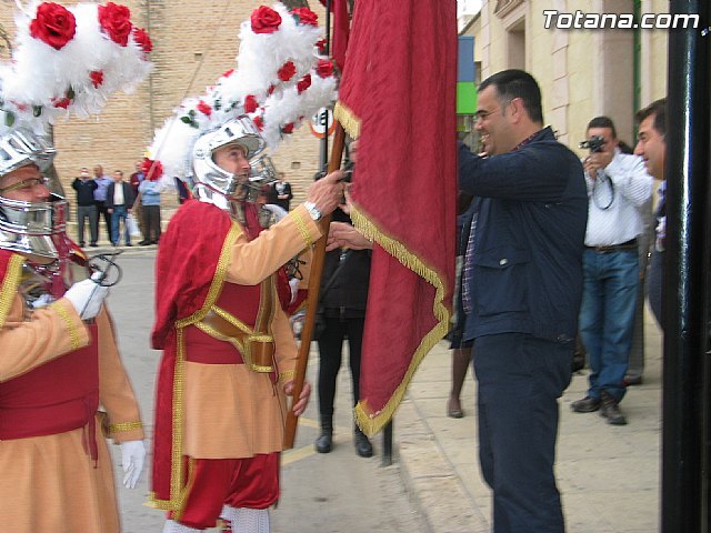 El alcalde de Totana hizo la tradicional entrega de la bandera a Los Armaos, Foto 1