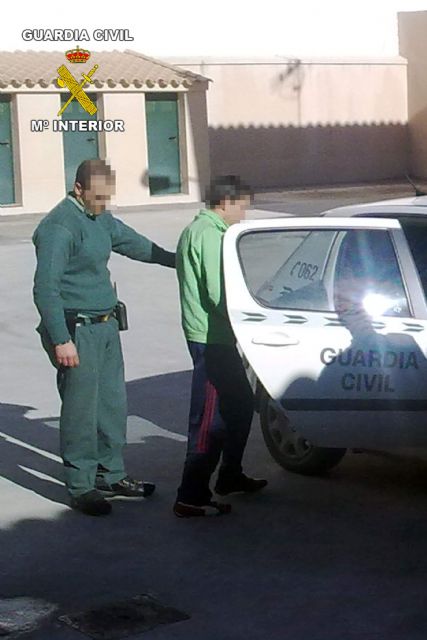 La Guardia Civil detiene en Cehegín a 2 personas dedicadas a cometer robos en casas de campo - 2, Foto 2
