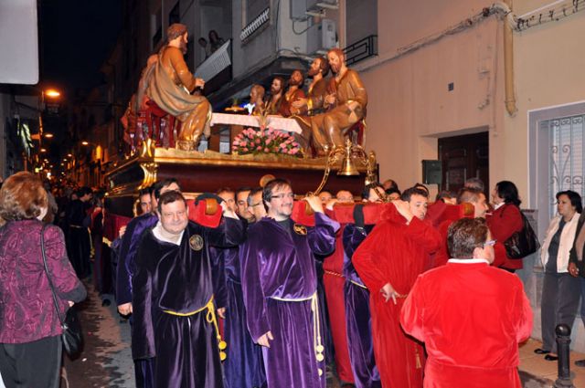 Anderos de diversas cofradías portan a hombros el trono de la Santa Cena - 1, Foto 1