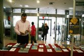 La Consejera de Obras Pblicas y Ordenacin del Territorio se suma al 'bookcrossing'