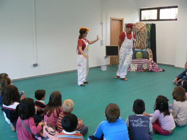 La biblioteca municipal celebró el día del libro con un 'cuentacuentos' en el que participaron cerca de 30 niños - 1, Foto 1