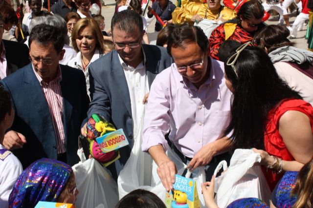 El Alcalde participa en el 'pequeño' Entierro de la Sardina para escolares - 1, Foto 1