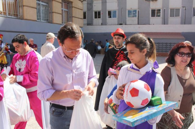 El Alcalde participa en el 'pequeño' Entierro de la Sardina para escolares - 2, Foto 2