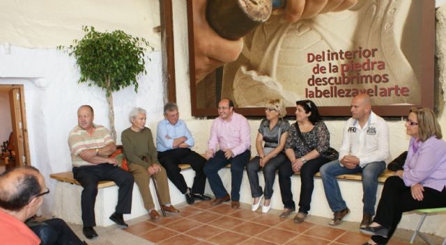 El Alcalde se reúne con artesanos lumbrerenses en la Casa Taller del Artesano - 1, Foto 1
