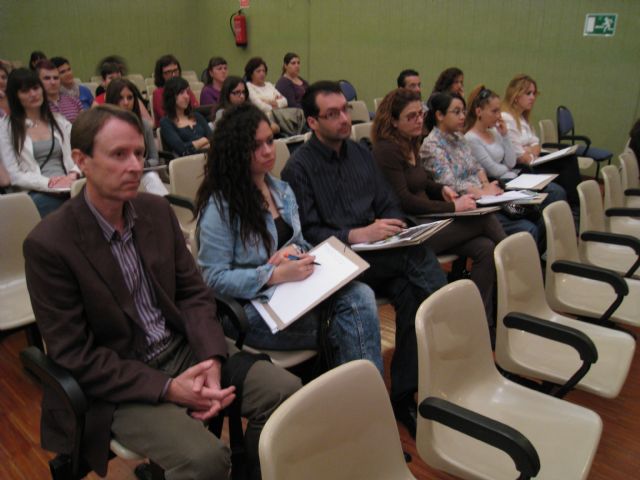 Over one hundred people from different parts of Spain participate in the training seminar "Working with people build community", Foto 4
