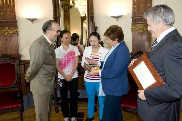 La alcaldesa felicita a las campeonas de Tenis de Mesa - 2, Foto 2