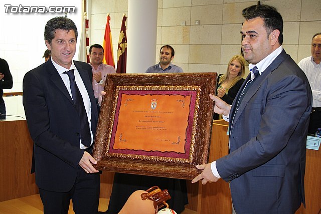 El ayuntamiento de Totana hace entrega del título de Hijo Predilecto a Miguel Porlán Chendo - 1, Foto 1