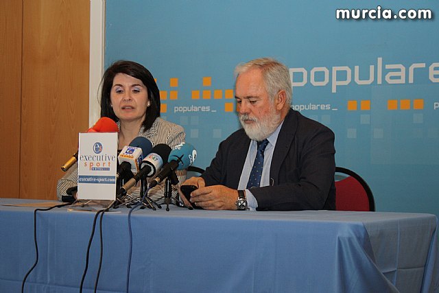 El ex Ministro de Agricultura y Agua del PP en el gobierno de Aznar, Miguel Arias Cañete, visitó empresas de la localidad - 1, Foto 1