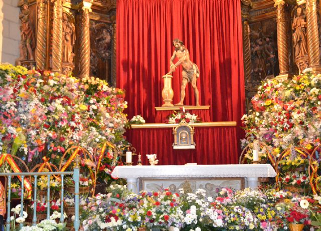 El Cristo procesionó el sábado por las calles de Jumilla y el domingo cientos de jumillanos participaron en la ofrenda de flores - 1, Foto 1
