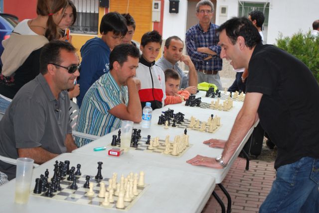 El MI Alfredo Giaccio se enfrenta a veinte jugadores a la vez en el simultáneo de ajedrez - 2, Foto 2