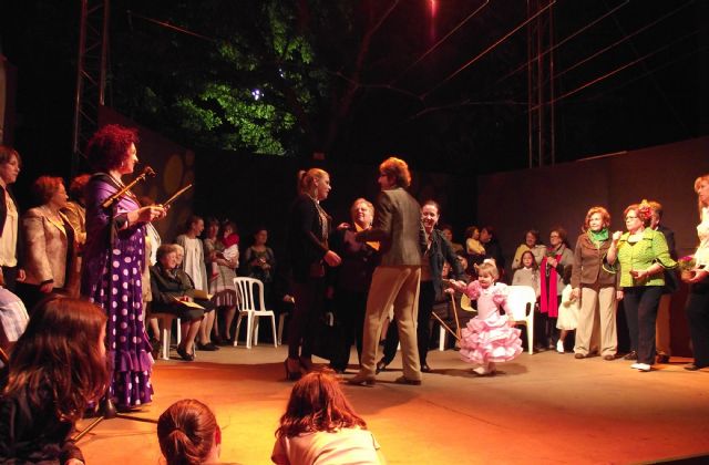 Las Amas de Casa celebran el Día de la Madre reuniendo a cuatro generaciones de mujeres de 16 familias del municipio - 1, Foto 1