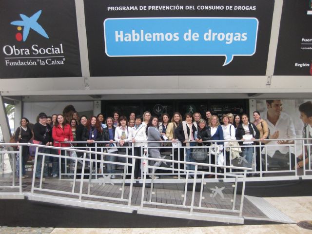 La alumnas de Atención a la Dependencia visitaron la exposición Hablemos de Drogas - 1, Foto 1