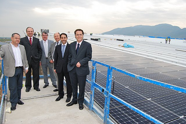 El alcalde visita la construccin de naves con cubiertas solares en el polgono industrial, Foto 1