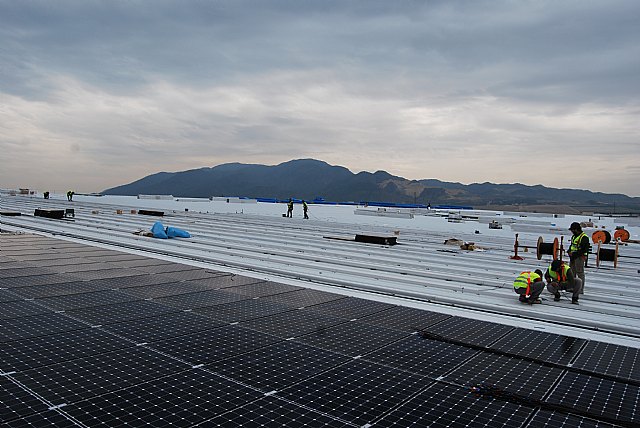 El alcalde visita la construccin de naves con cubiertas solares en el polgono industrial, Foto 2