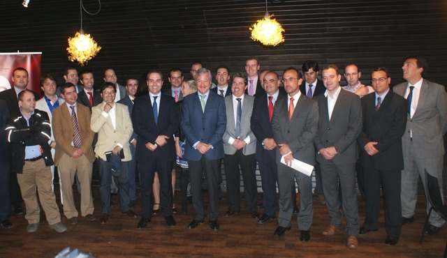 Valcárcel defiende ante los jóvenes empresarios la necesidad de eliminar el IVA de las facturas no cobradas - 1, Foto 1