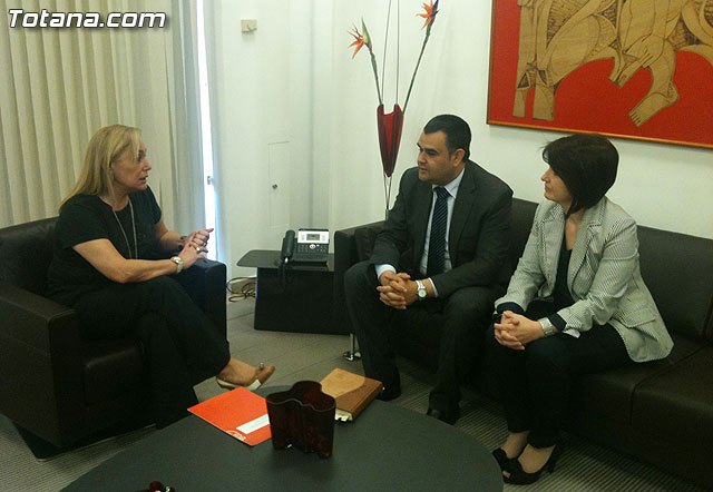 El alcalde y la concejal de Turismo se reúnen con la consejera de Presidencia, Foto 1