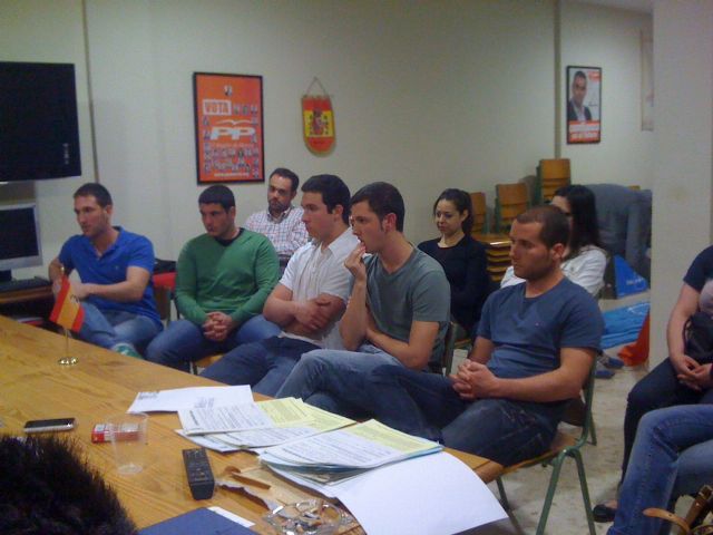 La candidata del PP se reúne con Nuevas Generaciones - 1, Foto 1