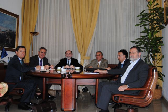 El delegado del Gobierno se reúne con el secretario general del Medio Rural para tratar los daños del pedrisco - 1, Foto 1