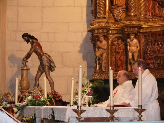 Como es tradición, cientos de jumillanos acompañaron al Cristo Amarrado en su regreso al Convento de Santa Ana - 1, Foto 1
