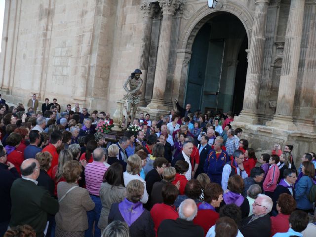 Como es tradición, cientos de jumillanos acompañaron al Cristo Amarrado en su regreso al Convento de Santa Ana - 2, Foto 2